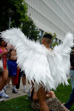 29 Haziran 2024 Milano Pride, İtalya 'nın Milano şehrinde lezbiyen, eşcinsel, biseksüel, transseksüel, aseksüel, eşcinseller ve onların müttefikleri için düzenlenen bir geçit törenidir..