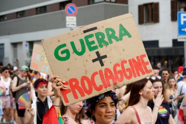 29 Haziran 2024 Milano Pride, İtalya 'nın Milano şehrinde lezbiyen, eşcinsel, biseksüel, transseksüel, aseksüel, eşcinseller ve onların müttefikleri için düzenlenen bir geçit törenidir..