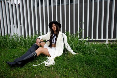 Eylül 2024 'te Milan Moda Haftası' nda yakalanan moda detayları (botlar, gözlükler, mini etekler, ayakkabılar)