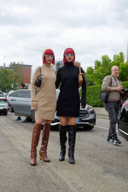 Eylül 2024 'te Milan Moda Haftası' nda yakalanan moda detayları (botlar, gözlükler, mini etekler, ayakkabılar)