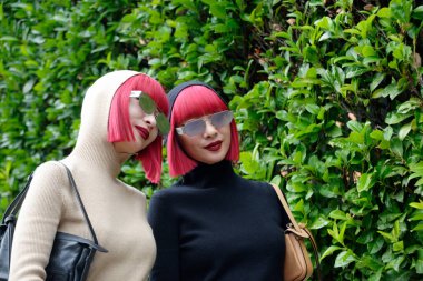 Eylül 2024 'te Milan Moda Haftası' nda yakalanan moda detayları (botlar, gözlükler, mini etekler, ayakkabılar)