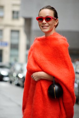 Eylül 2024 'te Milan Moda Haftası' nda ele geçirilen moda detayları