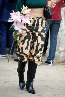 Eylül 2024 'teki Milan moda haftasında alınan kadın kıyafetlerinin ayrıntıları