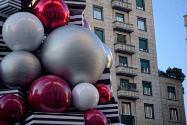 2024 Noel 'i için Milano şehrinde süslemeler, ışıklar ve Noel ağaçları