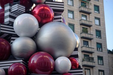 2024 Noel 'i için Milano şehrinde süslemeler, ışıklar ve Noel ağaçları