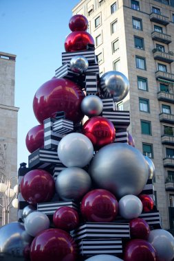 2024 Noel 'i için Milano şehrinde süslemeler, ışıklar ve Noel ağaçları