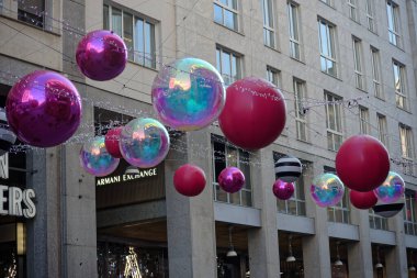 2024 Noel 'i için Milano şehrinde süslemeler, ışıklar ve Noel ağaçları