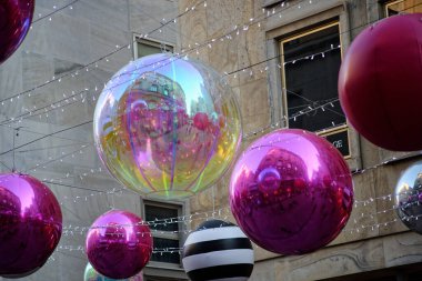 2024 Noel 'i için Milano şehrinde süslemeler, ışıklar ve Noel ağaçları