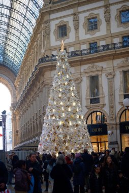 2024 Noel 'i için Milano şehrinde süslemeler, ışıklar ve Noel ağaçları