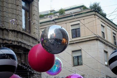 2024 Noel 'i için Milano şehrinde süslemeler, ışıklar ve Noel ağaçları