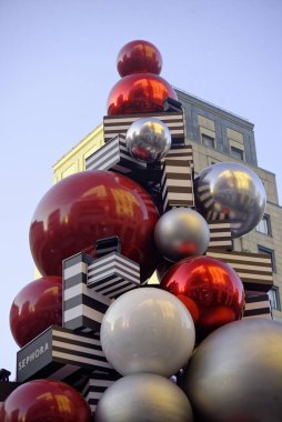 2024 Noel 'i için Milano şehrinde süslemeler, ışıklar ve Noel ağaçları