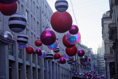2024 Noel 'i için Milano şehrinde süslemeler, ışıklar ve Noel ağaçları