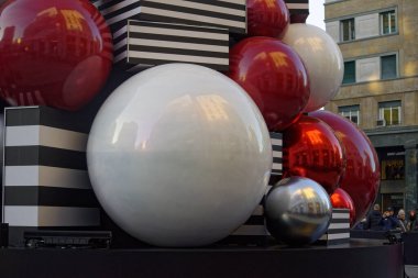 2024 Noel 'i için Milano şehrinde süslemeler, ışıklar ve Noel ağaçları
