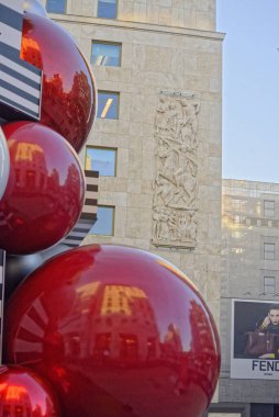 2024 Noel 'i için Milano şehrinde süslemeler, ışıklar ve Noel ağaçları