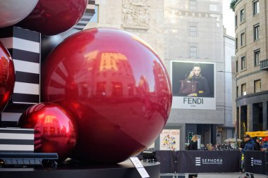 2024 Noel 'i için Milano şehrinde süslemeler, ışıklar ve Noel ağaçları