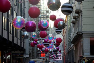 2024 Noel 'i için Milano şehrinde süslemeler, ışıklar ve Noel ağaçları