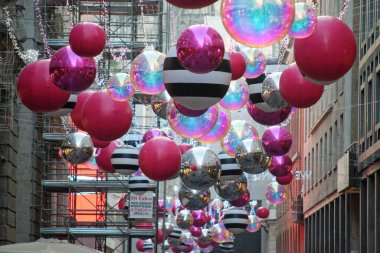 2024 Noel 'i için Milano şehrinde süslemeler, ışıklar ve Noel ağaçları