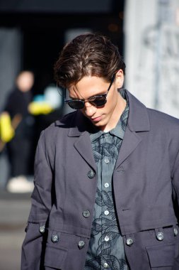 Fotoğraflar Şubat 2025 'te Milano' da gerçekleşen erkekler moda haftasında çekildi.