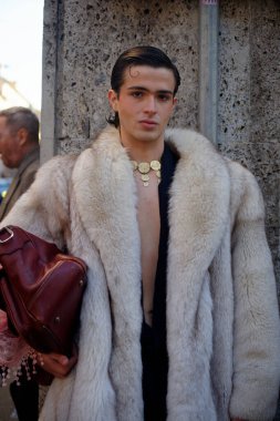 Fotoğraflar Şubat 2025 'te Milano' da gerçekleşen erkekler moda haftasında çekildi.