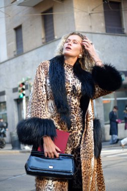 Fotoğraflar Şubat 2025 'te Milano' da gerçekleşen erkekler moda haftasında çekildi.