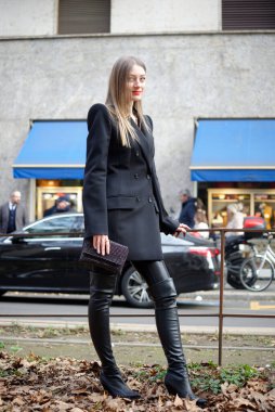 Fotoğraflar Şubat 2025 'te Milano' da gerçekleşen erkekler moda haftasında çekildi.
