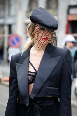 Fotoğraflar Şubat 2025 'te Milano' da gerçekleşen erkekler moda haftasında çekildi.