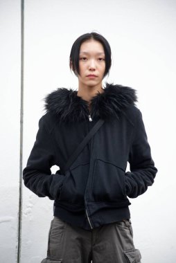 Fotoğraflar Şubat 2025 'te Milano' da gerçekleşen erkekler moda haftasında çekildi.