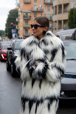 Fotoğraflar Şubat 2025 'te Milano' da gerçekleşen erkekler moda haftasında çekildi.