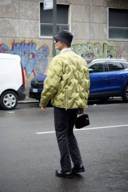 Fotoğraflar Şubat 2025 'te Milano' da gerçekleşen erkekler moda haftasında çekildi.