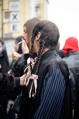 Fotoğraflar Şubat 2025 'te Milano' da gerçekleşen erkekler moda haftasında çekildi.