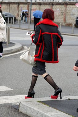 Fotoğraflar Şubat 2025 'te Milano' da gerçekleşen erkekler moda haftasında çekildi.