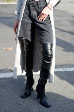 Moda detayları Milano moda haftasında DIESEL defilesinden önce çekildi. Şubat 2025