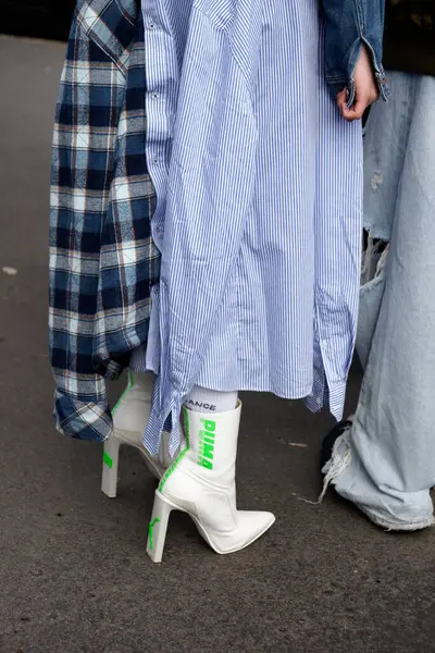 Moda detayları Milano moda haftasında DIESEL defilesinden önce çekildi. Şubat 2025