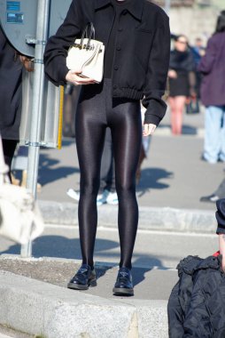 Moda detayları, Milan Moda Haftası 'nda çekilen görüntü Şubat 2025