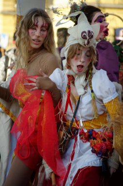 Milano 'daki karnaval benzersiz bir olaydır. Ambrosian ayinine göre diğer İtalyan karnavallarından ayırt edilir..