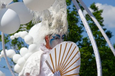 Çağdaş sirk ve sokak tiyatrosunun üç günlük festivali olan BAM Circus, Biblioteca degli Alberi 'nin çimlerine geri döndü.