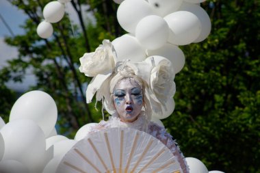 Çağdaş sirk ve sokak tiyatrosunun üç günlük festivali olan BAM Circus, Biblioteca degli Alberi 'nin çimlerine geri döndü.