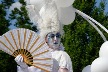 Çağdaş sirk ve sokak tiyatrosunun üç günlük festivali olan BAM Circus, Biblioteca degli Alberi 'nin çimlerine geri döndü.