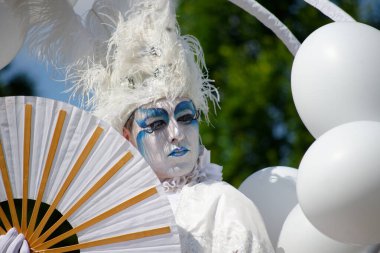Çağdaş sirk ve sokak tiyatrosunun üç günlük festivali olan BAM Circus, Biblioteca degli Alberi 'nin çimlerine geri döndü.