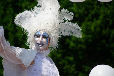Çağdaş sirk ve sokak tiyatrosunun üç günlük festivali olan BAM Circus, Biblioteca degli Alberi 'nin çimlerine geri döndü.