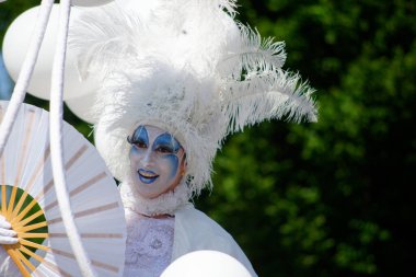 Çağdaş sirk ve sokak tiyatrosunun üç günlük festivali olan BAM Circus, Biblioteca degli Alberi 'nin çimlerine geri döndü.