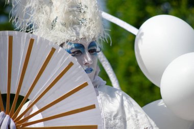 Çağdaş sirk ve sokak tiyatrosunun üç günlük festivali olan BAM Circus, Biblioteca degli Alberi 'nin çimlerine geri döndü.