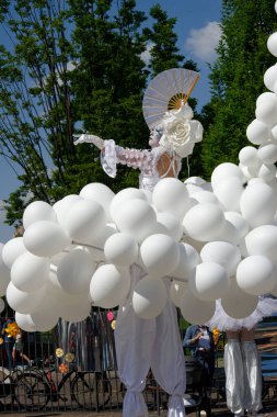 Çağdaş sirk ve sokak tiyatrosunun üç günlük festivali olan BAM Circus, Biblioteca degli Alberi 'nin çimlerine geri döndü.