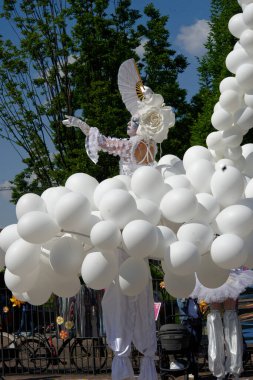 Çağdaş sirk ve sokak tiyatrosunun üç günlük festivali olan BAM Circus, Biblioteca degli Alberi 'nin çimlerine geri döndü.