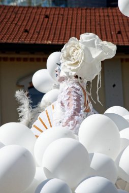 Çağdaş sirk ve sokak tiyatrosunun üç günlük festivali olan BAM Circus, Biblioteca degli Alberi 'nin çimlerine geri döndü.