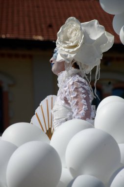 Çağdaş sirk ve sokak tiyatrosunun üç günlük festivali olan BAM Circus, Biblioteca degli Alberi 'nin çimlerine geri döndü.