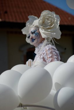 Çağdaş sirk ve sokak tiyatrosunun üç günlük festivali olan BAM Circus, Biblioteca degli Alberi 'nin çimlerine geri döndü.