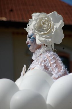 Çağdaş sirk ve sokak tiyatrosunun üç günlük festivali olan BAM Circus, Biblioteca degli Alberi 'nin çimlerine geri döndü.