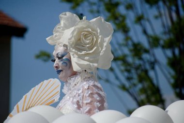 Çağdaş sirk ve sokak tiyatrosunun üç günlük festivali olan BAM Circus, Biblioteca degli Alberi 'nin çimlerine geri döndü.