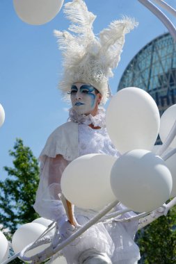 Çağdaş sirk ve sokak tiyatrosunun üç günlük festivali olan BAM Circus, Biblioteca degli Alberi 'nin çimlerine geri döndü.